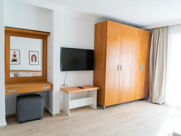 Regulus Beach Resort Hotel : photo 4 de la chambre chambre familiale avec salle de bains privative