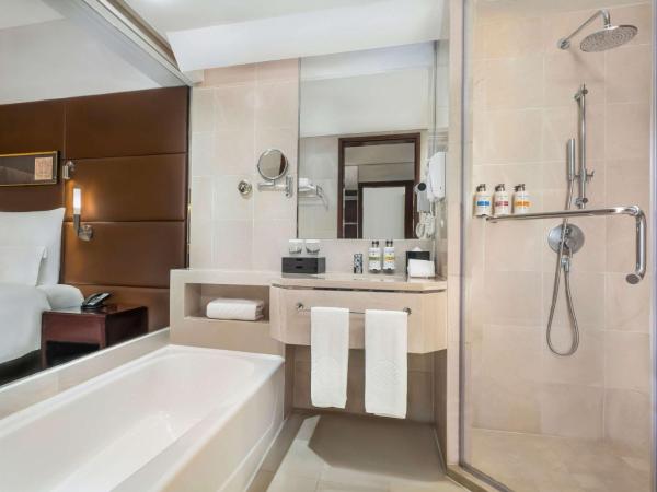 Pullman Guangzhou Baiyun Airport : photo 1 de la chambre chambre lit king-size deluxe avec vue