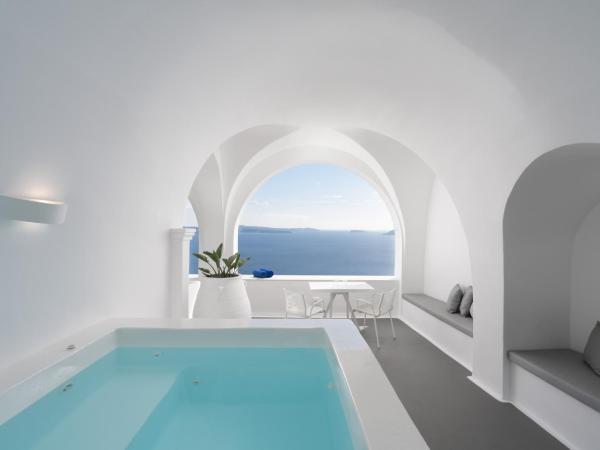 Katikies Villa Santorini - The Leading Hotels Of The World : photo 1 de la chambre suite villa avec jacuzzi extérieur