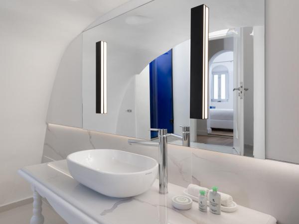 Katikies Villa Santorini - The Leading Hotels Of The World : photo 7 de la chambre suite villa avec jacuzzi extérieur