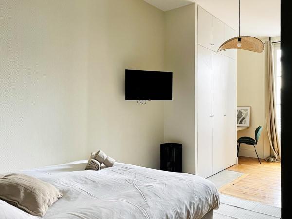 Appartement Colodge - Fourneyron : photo 2 de la chambre chambre double avec balcon