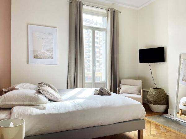 Appartement Colodge - Fourneyron : photo 1 de la chambre chambre double avec balcon