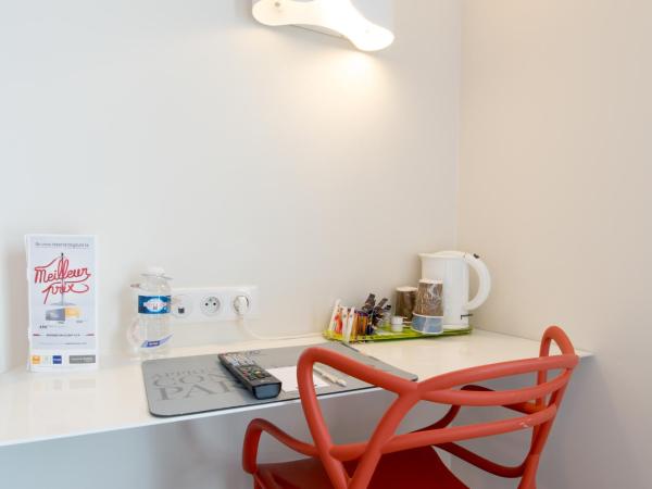 Kyriad La Rochelle Centre - Les Minimes : photo 2 de la chambre hébergement 1 lit double + 1 lit simple