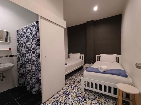 Chino Town at Yaowarat Phuket - SHA Plus : photo 2 de la chambre chambre lits jumeaux Économique