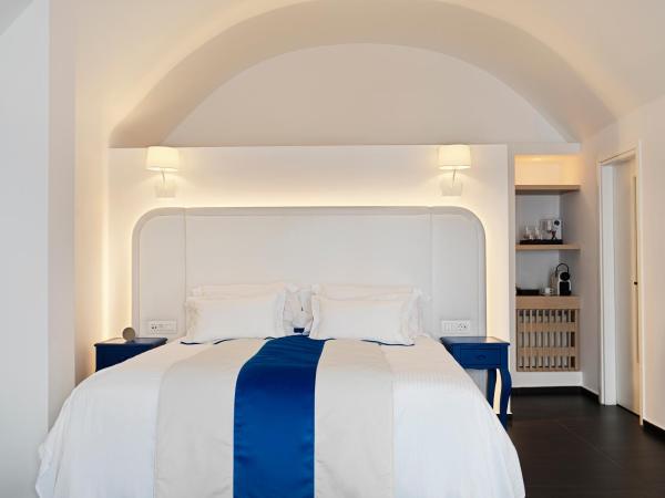 Katikies Santorini - The Leading Hotels Of The World : photo 2 de la chambre suite supérieure avec vue sur la caldeira