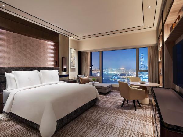 Four Seasons Hotel Hong Kong : photo 1 de la chambre chambre lit king-size deluxe - vue sur port