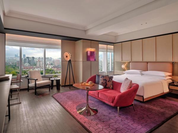 Hyatt Centric Zhongshan Park Shanghai : photo 1 de la chambre chambre lit king-size de luxe - vue sur parc.