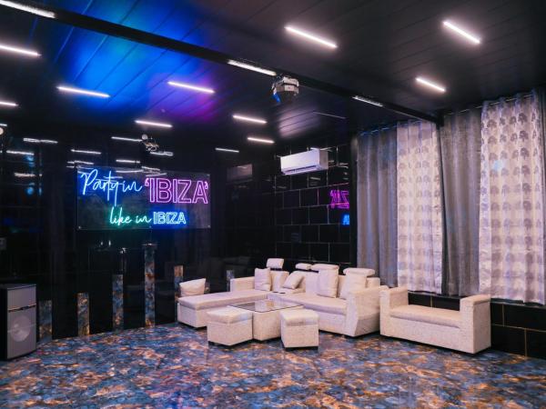 IBIZA FARM BY THE PARTY CITADEL, A 3BHK PRIVATE ViLLA WITH POOL : photo 1 de la chambre villa avec piscine privée