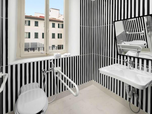 Anglo American Hotel Florence, Curio Collection By Hilton : photo 4 de la chambre classic queen room - mobility accessible