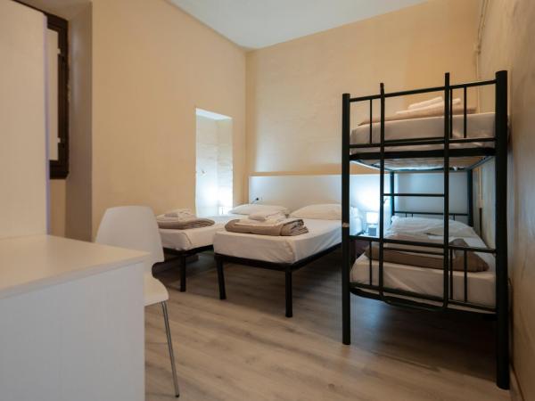 Hostel 7 : photo 10 de la chambre chambre quadruple