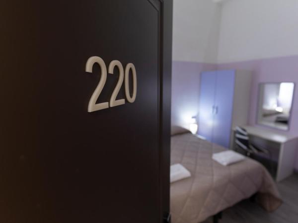 Hostel 7 : photo 5 de la chambre chambre triple avec salle de bains commune