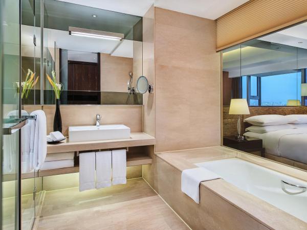 Crowne Plaza Beijing Sun Palace, an IHG Hotel : photo 1 de la chambre 1 king one-bedroom suite living lounge access