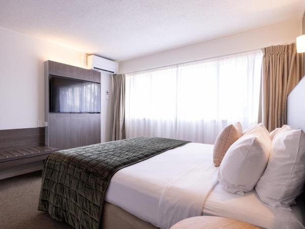 Auckland Rose Park Hotel : photo 2 de la chambre chambre lit king-size supérieure avec salon
