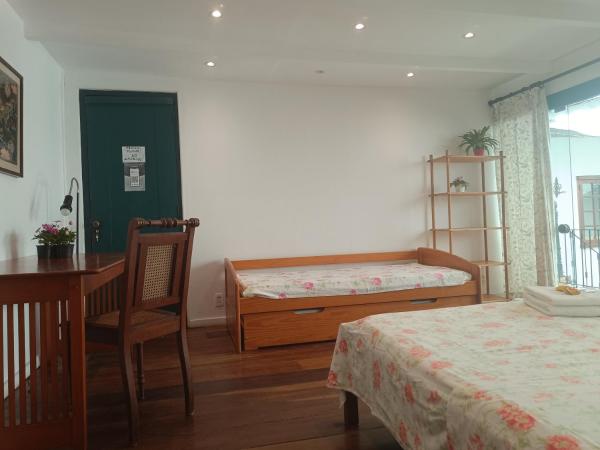 Casa São Conrado : photo 2 de la chambre chambre triple climatisée avec salle de bains commune