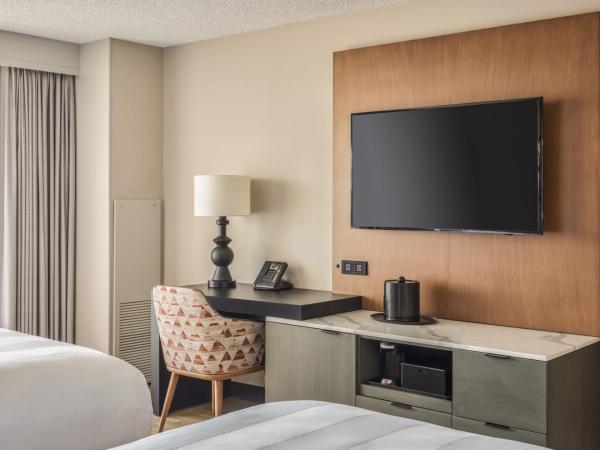 San Diego Marriott Mission Valley : photo 2 de la chambre queen room with two queen beds, balcony and city view