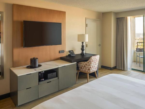 San Diego Marriott Mission Valley : photo 4 de la chambre chambre lit king-size avec balcon - vue sur ville