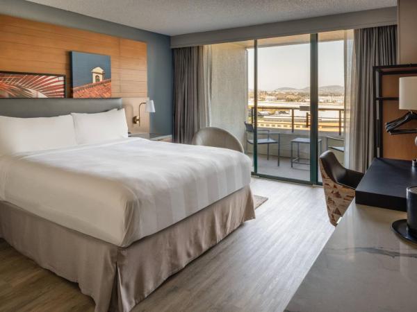 San Diego Marriott Mission Valley : photo 6 de la chambre chambre lit king-size avec balcon - vue sur ville 