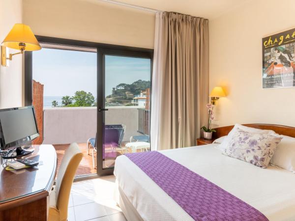 RVHotels Avenida : photo 1 de la chambre chambre double avec terrasse