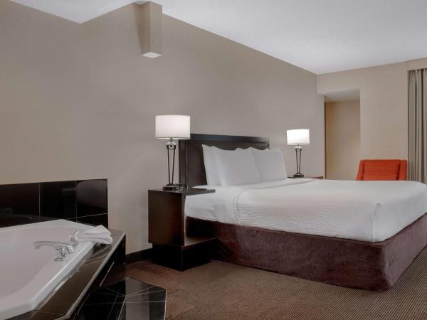 Ramada Plaza by Wyndham Calgary Downtown : photo 1 de la chambre suite lit king-size avec jacuzzi - non-fumeurs