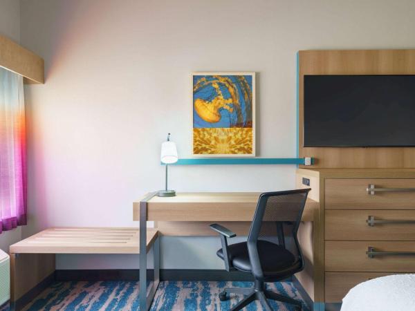 La Quinta Inn & Suites by Wyndham San Antonio Seaworld LAFB : photo 3 de la chambre chambre lit king-size avec douche accessible en fauteuil roulant - adaptée aux personnes malentendantes/à mobilité réduite - non-fumeurs