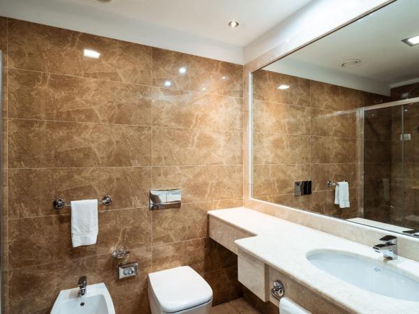 Delta Hotels by Marriott Olbia Sardinia : photo 3 de la chambre chambre lit king-size supérieure avec balcon