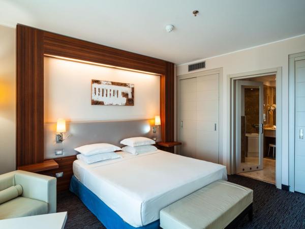 Delta Hotels by Marriott Olbia Sardinia : photo 1 de la chambre suite spa 1 chambre avec lit king-size et canapé-lit - vue sur port