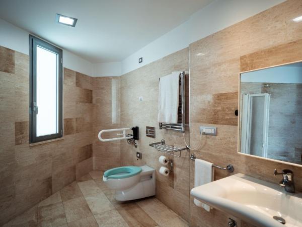 Delta Hotels by Marriott Olbia Sardinia : photo 5 de la chambre chambre lit king-size deluxe