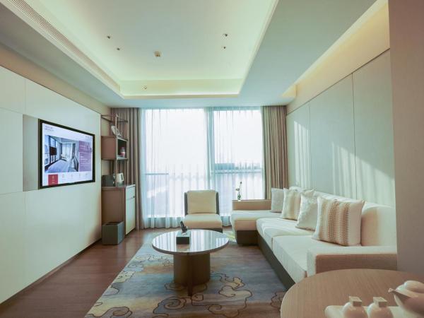 LN Dongfang Hotel Pazhou-Free Shuttle Buses and Registration Counter for Purchasing Agents during the Canton Fair : photo 3 de la chambre suite supérieure