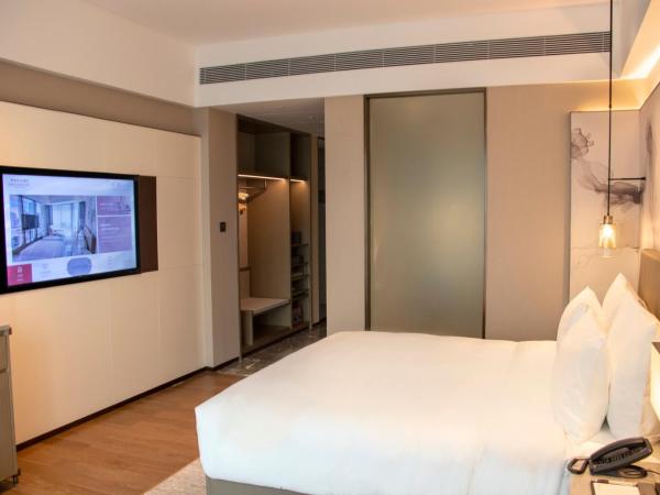 LN Dongfang Hotel Pazhou-Free Shuttle Buses and Registration Counter for Purchasing Agents during the Canton Fair : photo 1 de la chambre chambre lit king-size affaires