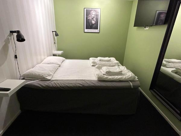 Stockholm Hostel : photo 1 de la chambre chambre double sans fenêtre avec salle de bains privative