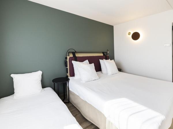 Campanile Perpignan Nord - Aéroport : photo 4 de la chambre chambre triple (1 lit double et 1 lit simple)