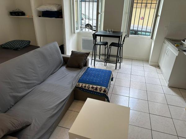 One bed in Shared Room - Chambre Partagée : photo 2 de la chambre lit simple en dortoir