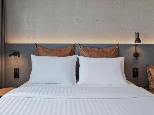 Moxy Hamburg Altona : photo 1 de la chambre chambre lit queen-size moxy fabulous sleeper avec canapé-lit