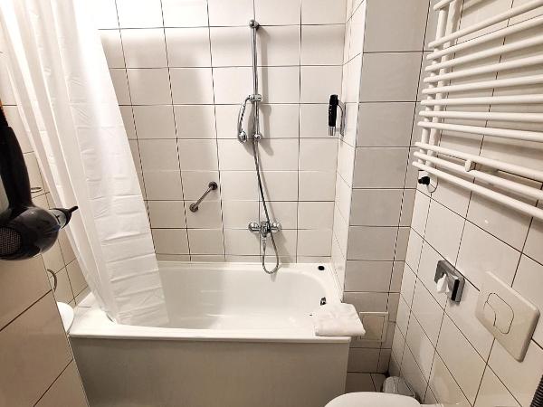 B & B Tomula : photo 3 de la chambre chambre familiale avec baignoire