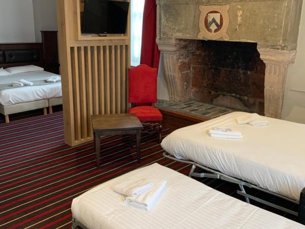 Hotel De L'univers : photo 10 de la chambre chambre quadruple supérieure avec vue sur le château