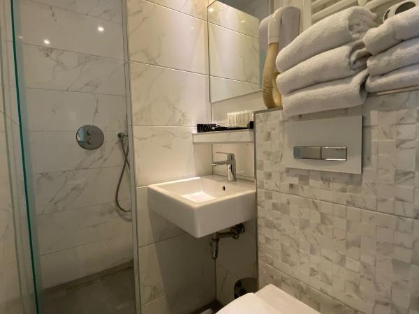 Alp Hotel : photo 5 de la chambre chambre triple avec balcon