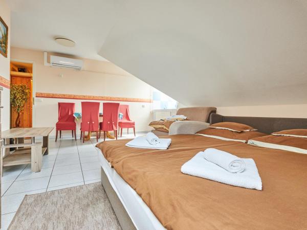 ADA Apartmanház : photo 6 de la chambre suite familiale