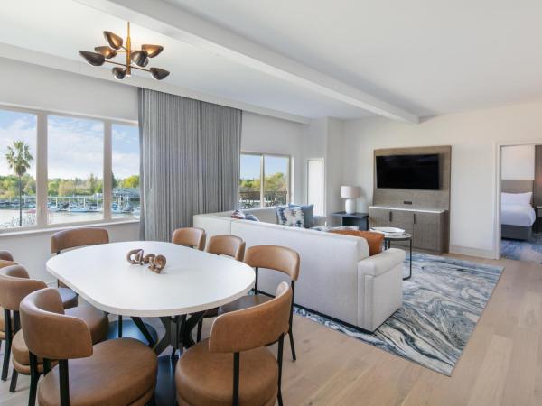 The Westin Sacramento Riverfront Hotel & Spa : photo 4 de la chambre suite montecarlo 1 lit king-size avec balcon - vue sur rivière