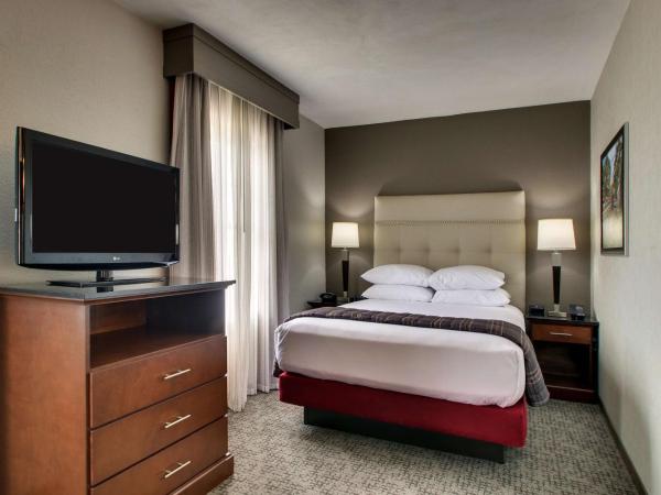 Drury Inn & Suites San Antonio Northwest Medical Center : photo 5 de la chambre chambre lit queen-size avec canapé-lit et kitchenette