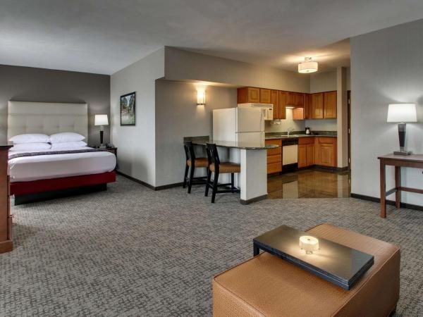 Drury Inn & Suites San Antonio Northwest Medical Center : photo 4 de la chambre chambre lit queen-size avec canapé-lit et kitchenette