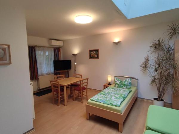 Pension Jung : photo 2 de la chambre chambre triple avec salle de bains privative