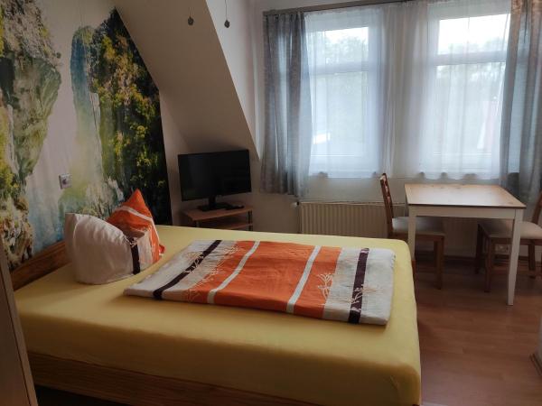 Pension Jung : photo 2 de la chambre chambre double avec salle de bains privative