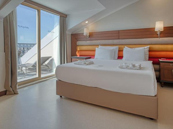 Megasaray Westbeach Antalya : photo 2 de la chambre suite avec terrasse - vue sur ville