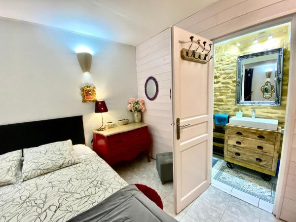 La Clef des Songes B&B de charme - Sarlat Centre - Parking gratuit - Piscine et espace bien-être à 400mètres : photo 7 de la chambre chambre double – vue sur cour