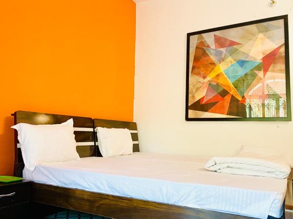 Separate 2 AC Rooms Kalyani Nagar Near Pune Airport Osho Garden WTC : photo 4 de la chambre chambre lits jumeaux