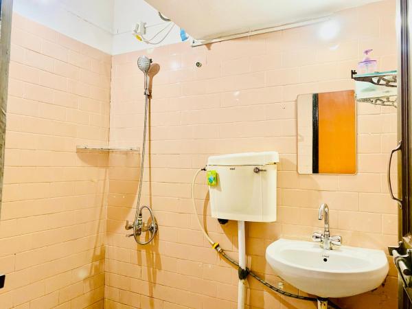 Separate 2 AC Rooms Kalyani Nagar Near Pune Airport Osho Garden WTC : photo 3 de la chambre chambre lits jumeaux