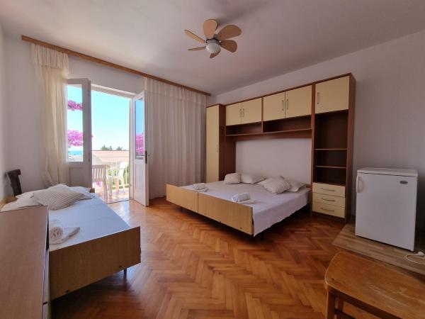 Rooms Gordy in the Center Novalja with Pool : photo 6 de la chambre chambre triple