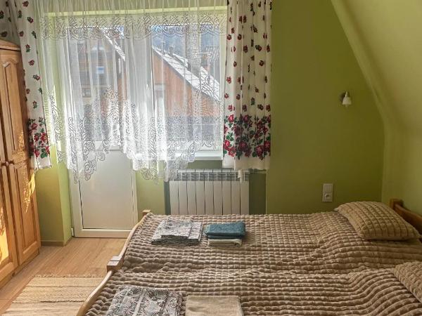 Wynajem Pokoi gościnnych Jaś i Małgosia : photo 4 de la chambre appartement 1 chambre avec balcon et vue sur les montagnes