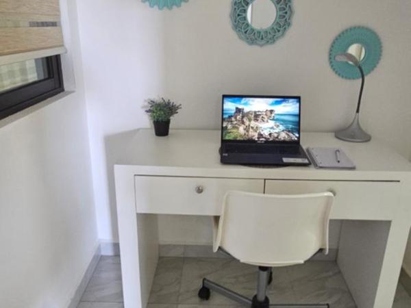 Elegant Condo in an Upscale Building : photo 1 de la chambre appartement avec balcon