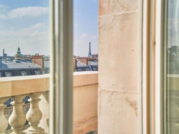 Paris Marriott Opera Ambassador Hotel : photo 6 de la chambre chambre lit king-size - vue sur tour eiffel